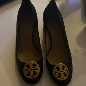 I’m selling my element Trory Burch shoes